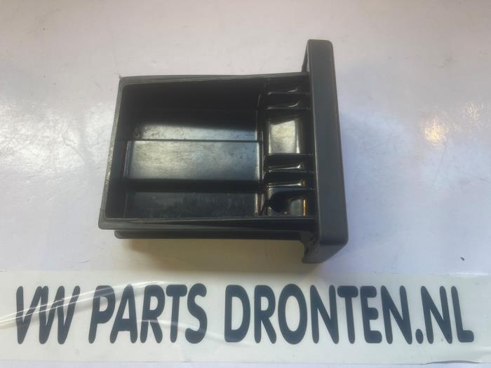 Begagnade Askkopp, fram Volkswagen Transporter T4 2.5 TDI Pris € 20,00 Marginaltabell erbjuds av VW Parts Dronten