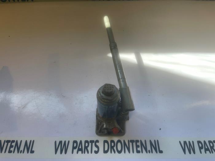 Używane Dzwignik Volkswagen Transporter T4 2.5 TDI Cena € 25,00 Procedura marży oferowane przez VW Parts Dronten