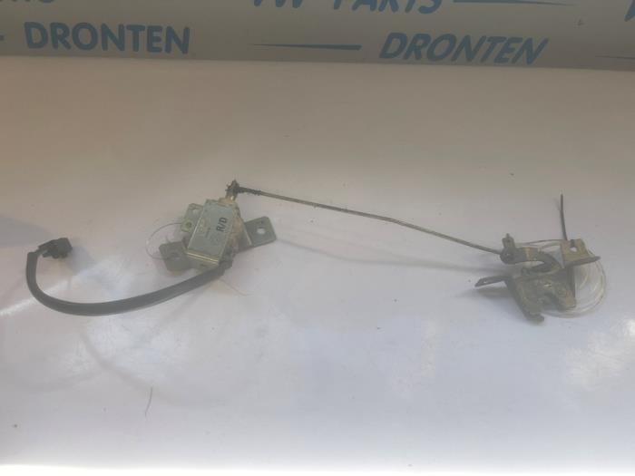 Używane Blokada dachu cabrio Alfa Romeo Spider (916) 2.0 16V Twin Spark Cena € 30,00 Procedura marży oferowane przez VW Parts Dronten