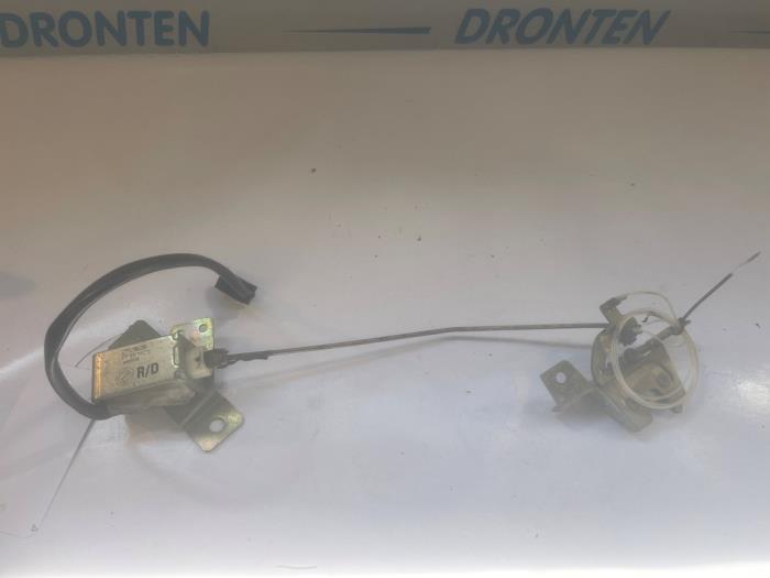 Używane Blokada dachu cabrio Alfa Romeo Spider (916) 2.0 16V Twin Spark Cena € 30,00 Procedura marży oferowane przez VW Parts Dronten