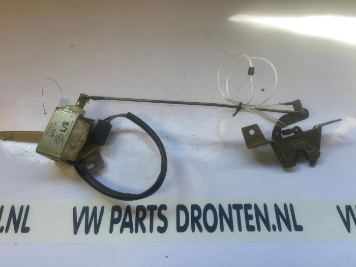 Używane Blokada dachu cabrio Alfa Romeo Spider (916) 2.0 16V Twin Spark Cena € 30,00 Procedura marży oferowane przez VW Parts Dronten