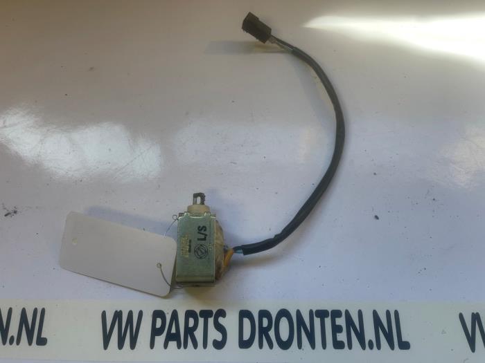 Używane Blokada dachu cabrio Alfa Romeo Spider (916) 2.0 16V Twin Spark Cena € 20,00 Procedura marży oferowane przez VW Parts Dronten