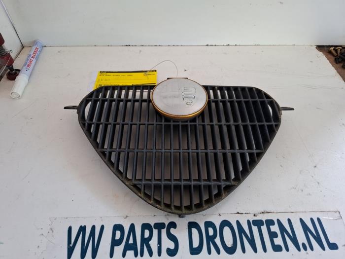 Używane Grill Alfa Romeo Spider (916) 2.0 16V Twin Spark Cena € 30,00 Procedura marży oferowane przez VW Parts Dronten