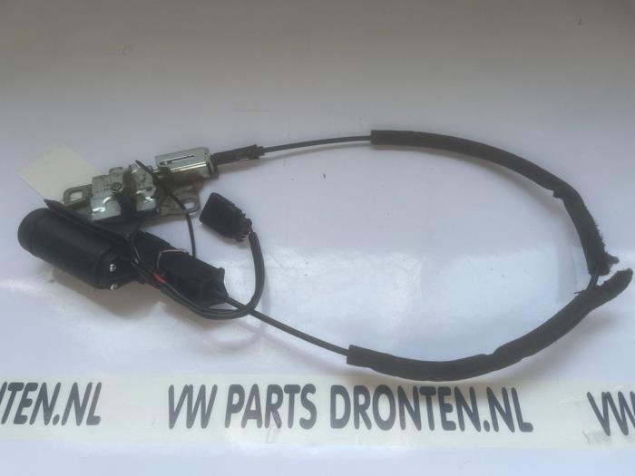 Używane Silnik rygla tylnej klapy Audi A8 (D3) 4.2 V8 40V Quattro Cena € 40,00 Procedura marży oferowane przez VW Parts Dronten