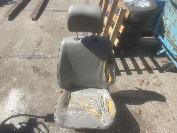 Używane Fotel (bus) Volkswagen Transporter/Caravelle T4 2.5 TDI Syncro Cena € 40,00 Procedura marży oferowane przez VW Parts Dronten