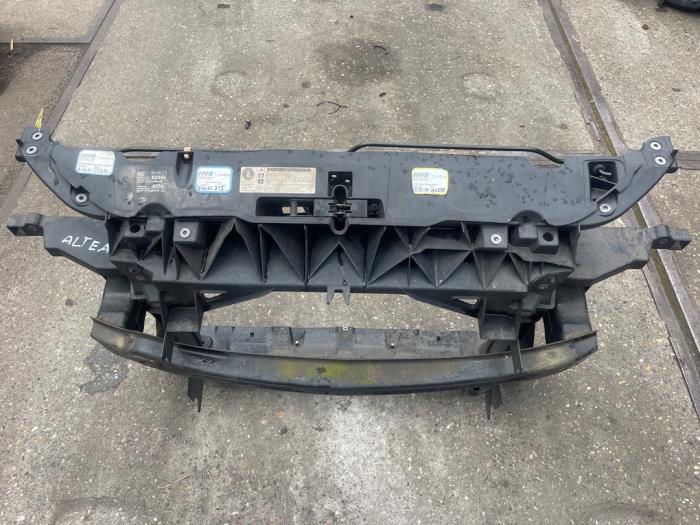 Używane Panel przedni Seat Altea XL (5P5) 1.2 TSI Cena € 125,00 Procedura marży oferowane przez VW Parts Dronten