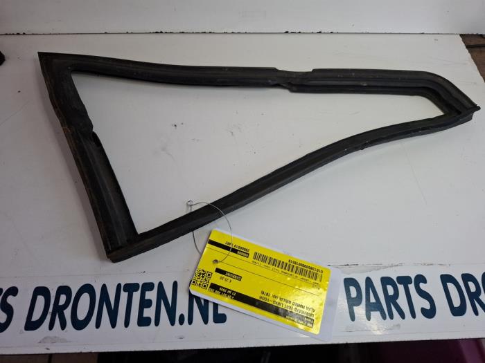 Usados Ventanilla triangular izquierda delante Alfa Romeo Giulia (105/115) 1600 Super Precio € 25,00 Norma de margen ofrecido por VW Parts Dronten