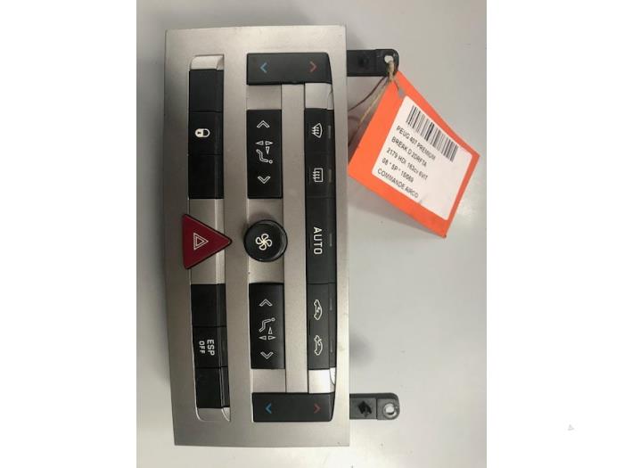 Air conditioning control panel from a Peugeot 407 SW (6E) 2.2 HDi 16V 163 FAP 2008