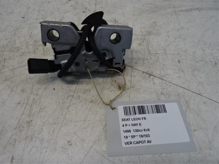 Bonnet lock mechanism from a Seat Leon (5FB) 1.5 TSI 16V 2019