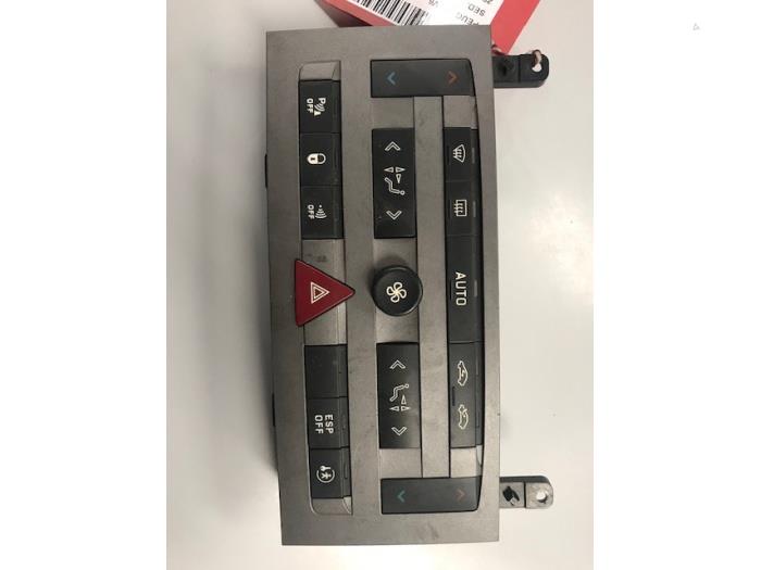 Air conditioning control panel from a Peugeot 407 (6D) 3.0 V6 24V VVT 2004