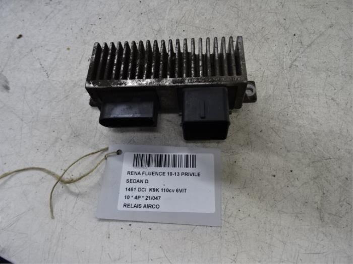 Cooling fin relay from a Renault Fluence (LZ) 1.5 dCi 110 2010