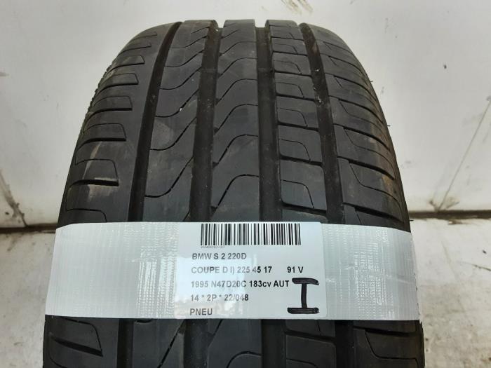 Tyre from a BMW 2 serie (F22) 220d 2.0 16V 2014