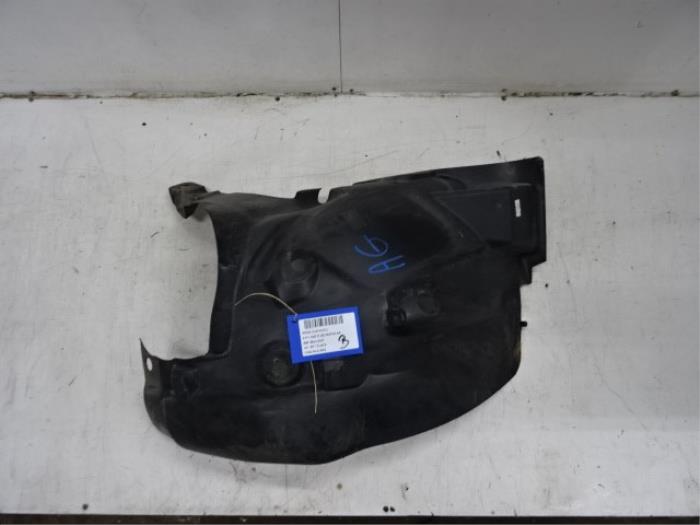 Inner wheel arch from a Renault Clio IV (5R) 0.9 Energy TCE 90 12V 2016