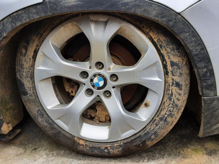 Felge van een BMW X1 (E84) sDrive 16d 2.0 16V 2015