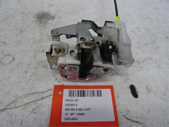 Door lock cylinder, right from a Peugeot 107 1.0 12V 2012