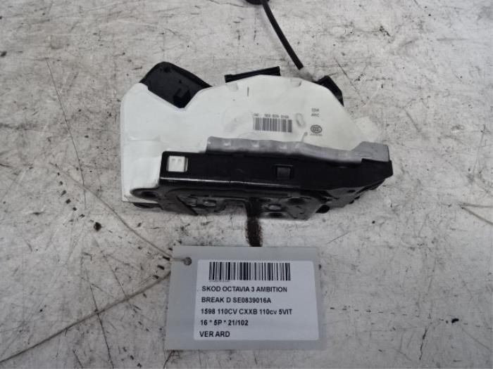 Cilindro de cerradura de puerta derecha de un Skoda Octavia Combi (5EAC) 1.6 TDI Greenline 16V 2016