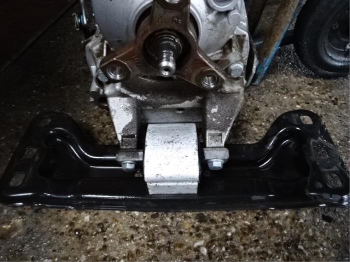 Gearbox mount from a Mercedes-Benz E (W211) 2.2 E-200 CDI 16V 2007