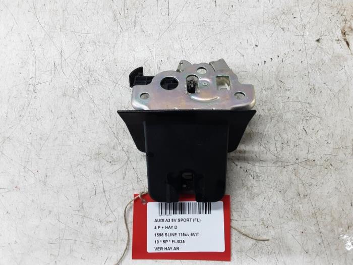 Rear lock cylinder from a Audi A3 Sportback (8VA/8VF) 1.6 TDI 16V 2019