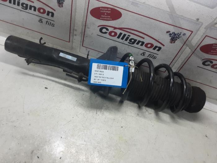 Fronts shock absorber, left from a Seat Cordoba (6L2) 1.4 TDI 2005