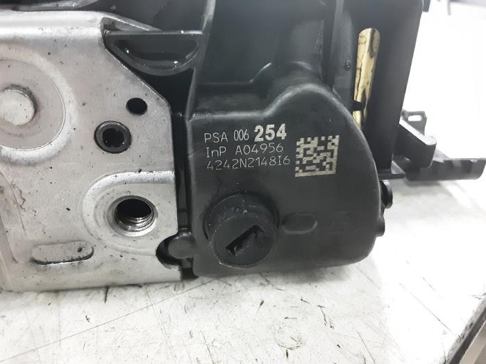 Door lock cylinder, right from a Citroën DS3 (SA) 1.6 e-HDi 2012