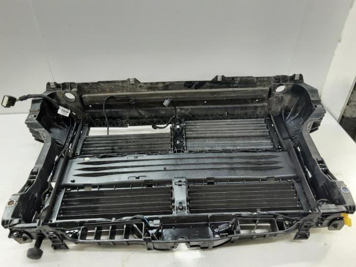 Panel frontal de un Ford Focus 4 1.0 EcoBoost 12V Hybrid 125 2022