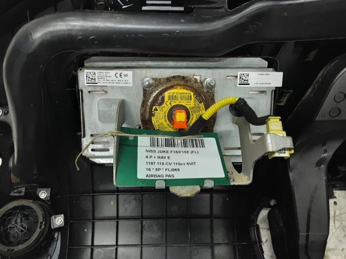Airbag droite (tableau de bord) d'un Nissan Juke (F15) 1.2 DIG-T 16V 2016