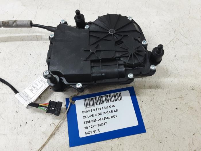 Central locking motor from a BMW 8 serie (G15)  2020