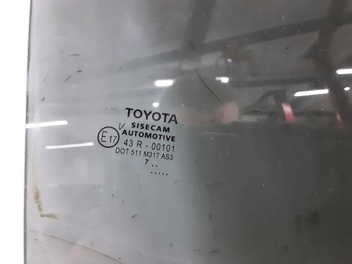 Ventanilla de puerta de 4 puertas derecha detrás de un Toyota C-HR (X1,X5) 1.8 16V Hybrid 2018