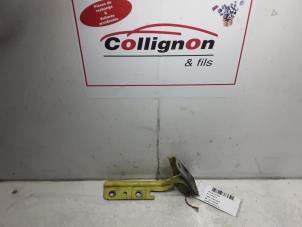 Used Bonnet Hinge Hyundai Coupe 1.6 16V Price € 14,99 Inclusive VAT offered by Collignon & Fils