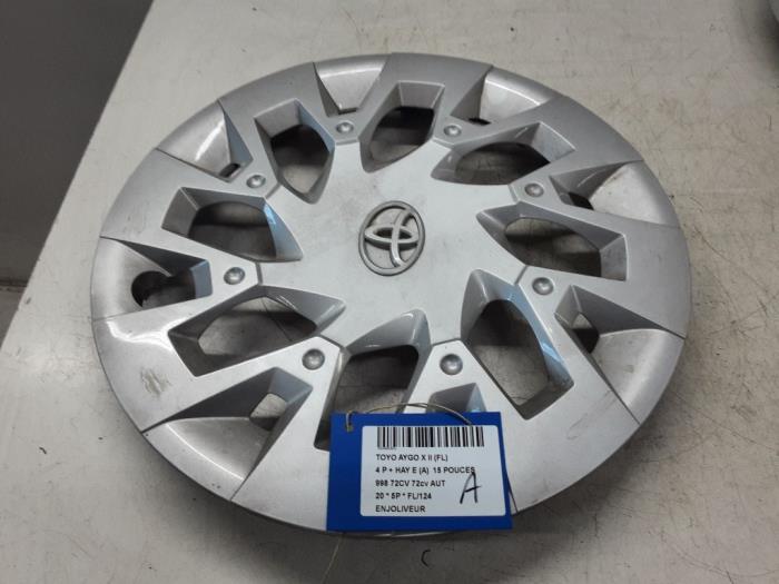 Wheel cover (spare) from a Toyota Aygo (B40) 1.0 12V VVT-i 2020