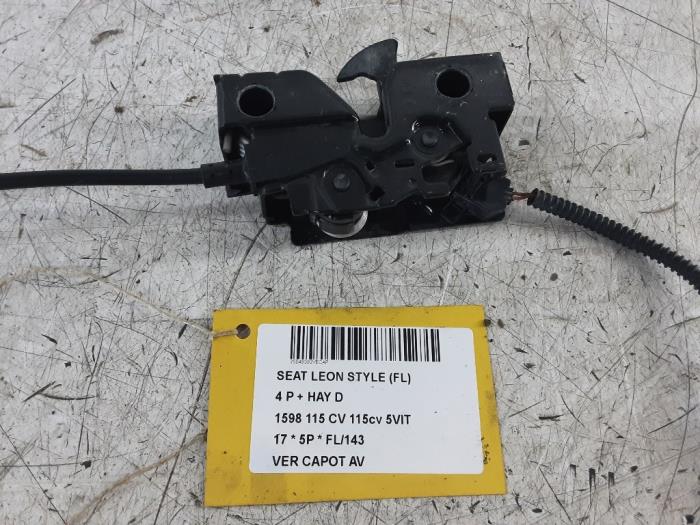 Bonnet lock mechanism from a Seat Leon (5FB) 1.6 TDI 16V 2017