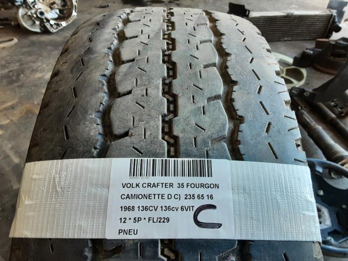 Tyre from a Volkswagen Crafter 2.0 TDI 16V 2012