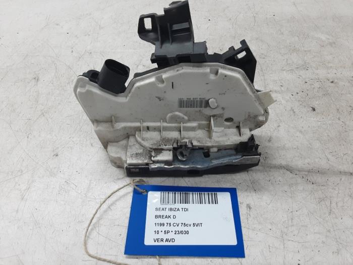 Door lock cylinder, right from a Seat Ibiza ST (6J8) 1.2 TDI Ecomotive 2010