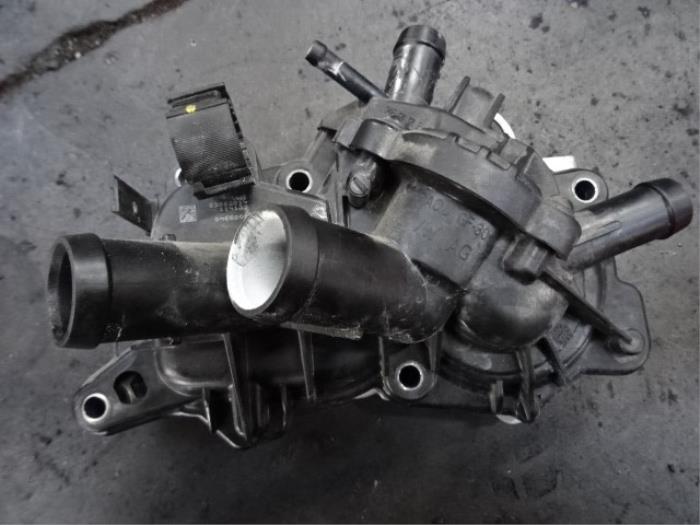 Water pump from a Volkswagen Polo V (6R) 1.2 TSI 16V BlueMotion Technology 2015