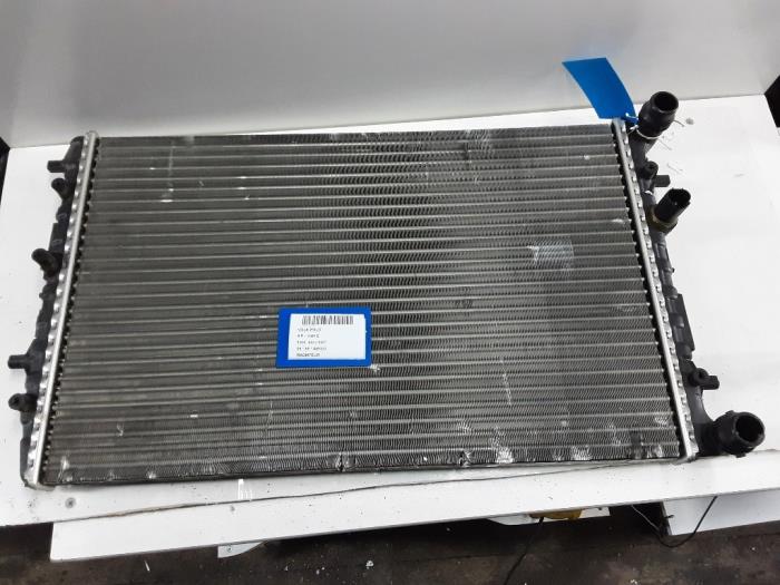Radiator from a Volkswagen Polo IV (9N1/2/3) 1.2 2000