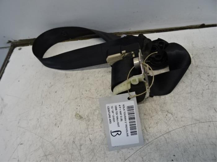 Rear seatbelt, left from a Volkswagen Touran (1T1/T2) 1.9 TDI 90 2013