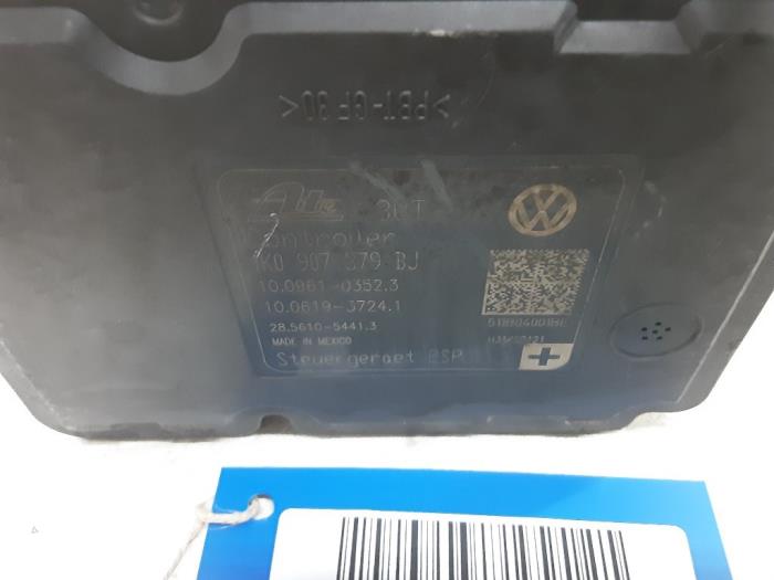 ABS pump from a Volkswagen Touran (1T1/T2) 1.9 TDI 90 2013