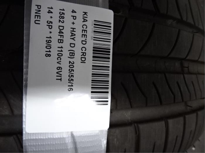 Tyre from a Kia Cee'd (JDB5) 1.6 CRDi 16V VGT 2014