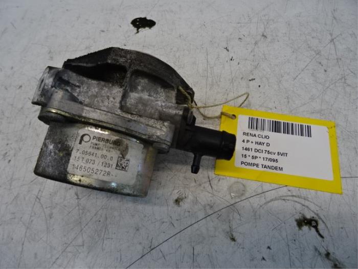 Brake servo vacuum pump from a Renault Clio IV (5R) 1.5 dCi 75 FAP 2015