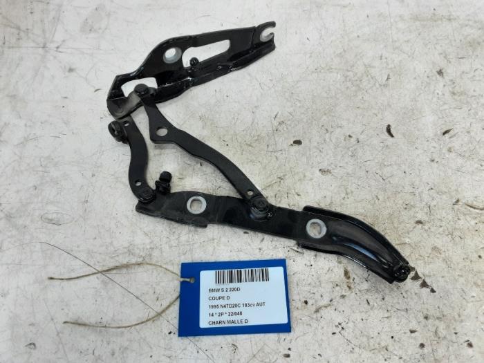 Tailgate hinge from a BMW 2 serie (F22) 220d 2.0 16V 2014