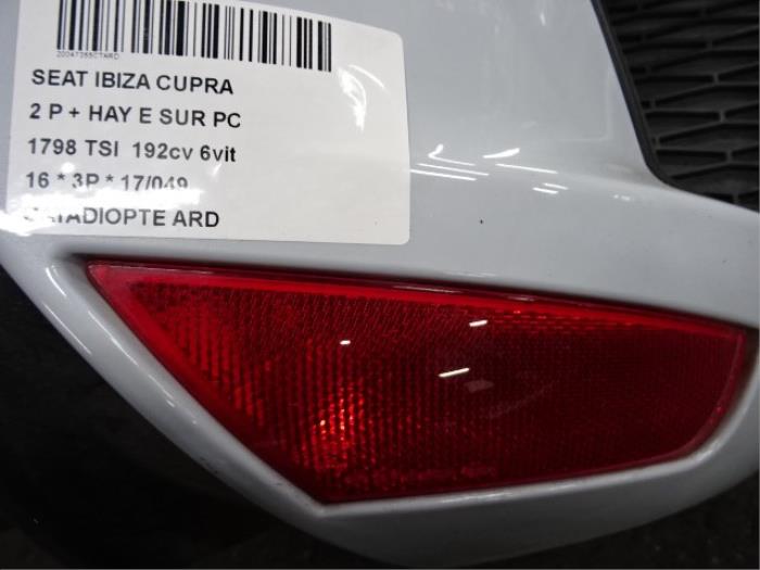 Stoßstangenreflektor rechts hinten van een Seat Ibiza IV SC (6J1) 1.8 TSI 16V Cupra 2016