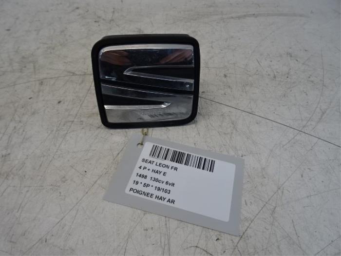 Tailgate handle from a Seat Leon (5FB) 1.5 TSI 16V 2019