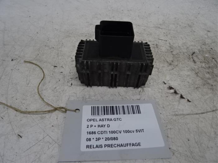 Glow plug relay from a Opel Astra H GTC (L08) 1.7 CDTi 16V 2008