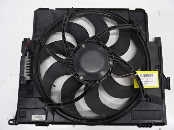 Cooling fan housing from a BMW 3 serie (F30) 320i 2.0 16V 2013