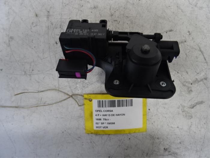 Central locking motor from a Opel Corsa C (F08/68) 1.7 DTI 16V 2002