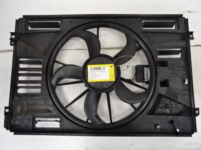 Cooling fan housing from a Volkswagen Golf VI (5K1) 1.6 TDI 16V 2011