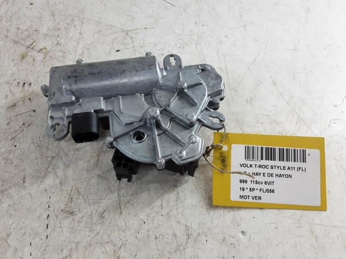 Central locking motor from a Volkswagen T-Roc 1.0 TSI 12V BlueMotion 2019