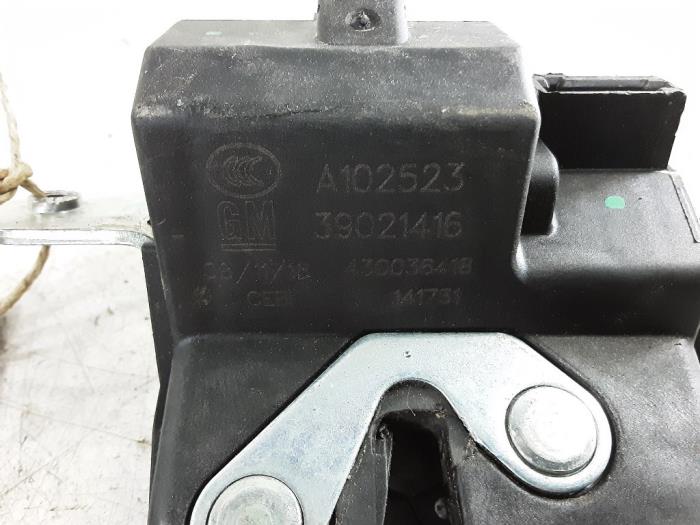 Rear lock cylinder from a Opel Corsa E 1.4 16V 2019