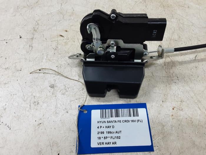 Rear lock cylinder from a Hyundai Santa Fe III (DM) 2.2 CRDi R 16V 4x2 2018