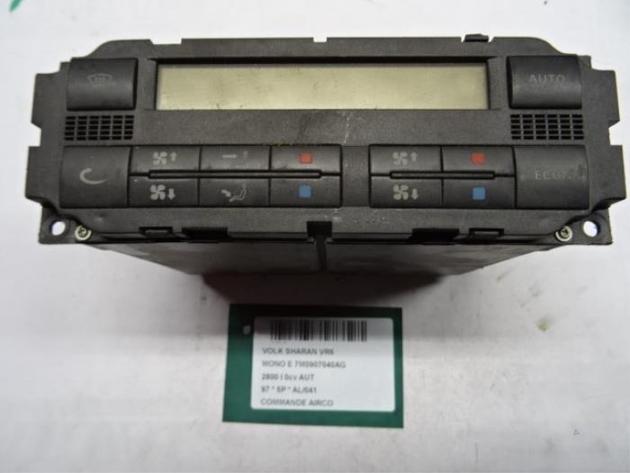 Air conditioning control panel from a Volkswagen Sharan (7M8/M9/M6) 2.8 V6 24V 1997